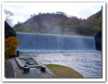 銅山川にあるダムで、渓流を楽しんだり、川のせせらぎを聴いて心身をリラックスできる場所です。(徒歩5分)