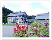 肘折の豊富な湯を利用して、保養や健康増進などを、はかっていただく施設です。（日帰り温泉）毎週水、土曜日に無料で医師による健康相談が受けられます。割引券をご用意しております。(徒歩10分)