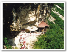 1200年余り前に、肘折温泉を発見した弘法大師様が訪れ、お地蔵様にお告げをもらったと伝えられる、肘折の聖地です。縁結び商売繁盛見る景色に圧倒されます\(◎０◎)/”(当館から徒歩45分)