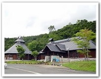 八角形の屋根が印象的な温泉施設です。（日帰り温泉）大浴場と露天風呂があります。談話室や瞑想室もあり、リラックスして楽しむことができます。天然の炭酸水を飲むことができます。割引券をご用意しております。(徒歩20分)