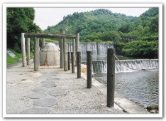 ダムの近くの掘削自噴の温泉です。近年は源泉公園として整備され、楽しめる場所となっています。腰湯あります。足湯（恋心）もあります。(徒歩5分
